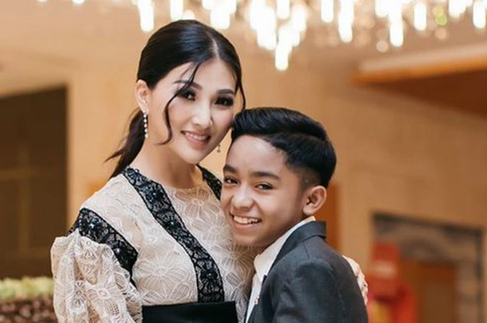 Melongo Lihat Kecantikan Ibu Sambungnya, Tatapan Betrand Peto pada Sarwendah yang Dandan Ala Remaja, Istri Ruben Onsu: I Love You