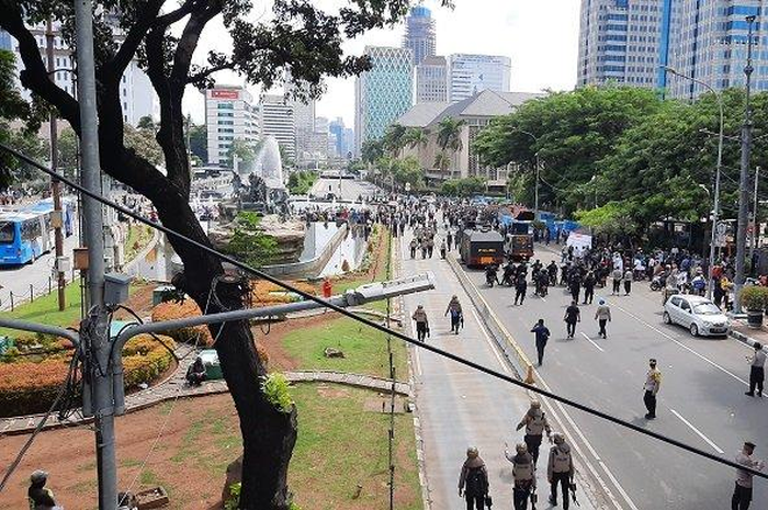 Massa aksi 1812 dibubarkan polisi saat mencoba gelar unjuk rasa di Patung Kuda, Gambir, Jakarta Pusat, Jumat (18/12/2020). 