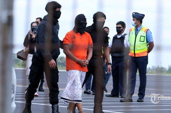Terduga teroris Jamaah Islamiyah saat diboyong dari Lampung ke Jakarta Rabu (16/12/2020)