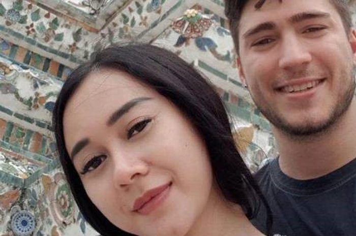 Aura Kasih dan suami Eryck Amaral 