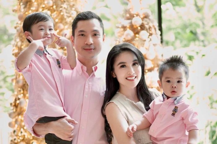 Keluarga Sandra Dewi dan Harvey Moeis.