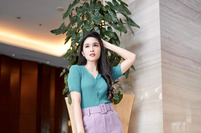 Gaya fashion Sandra Dewi