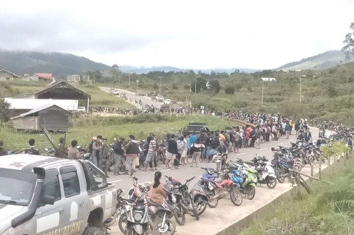 Antrean panjang masyarakat Krayan 
