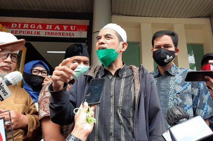 Orangtua enam anggota Laskar Khusus FPI yang tewas ditembak polisi di KM 50 Jalan Tol Jakarta - Cikampek memberikan bukti-bukti kondisi jenazah kepada Komnas HAM RI, Menteng, Jakarta Pusat pada  Senin (21/12/2020) 