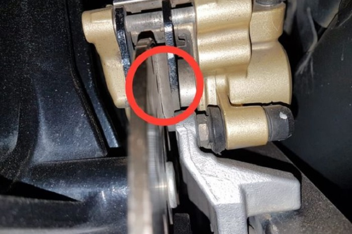 Jangan langsung ke bengkel bro, kampas rem sudah aus bisa dideteksi sendiri.