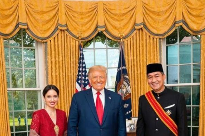 Bianca Adinegoro terlihat cantik menggunakan kebaya berwarna merah maroon saat suaminya Muhammad Lutfi bertemu Donald Trump.