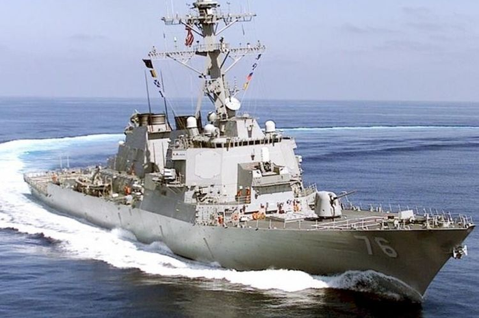 Kapal perusak USS Higgins, satu dari dua kapal militer AS yang dilaporkan terlihat berlayar di wilayah Laut China Selatan, Minggu (27/5/2018). Ilustrasi perbandingan kekuatan militer China dan AS. 