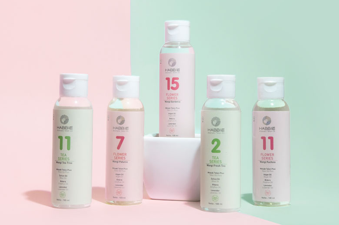 Minyak telon aromatik Habbie, memiliki dua varian aromatik Flower Series dan Tea Series.
