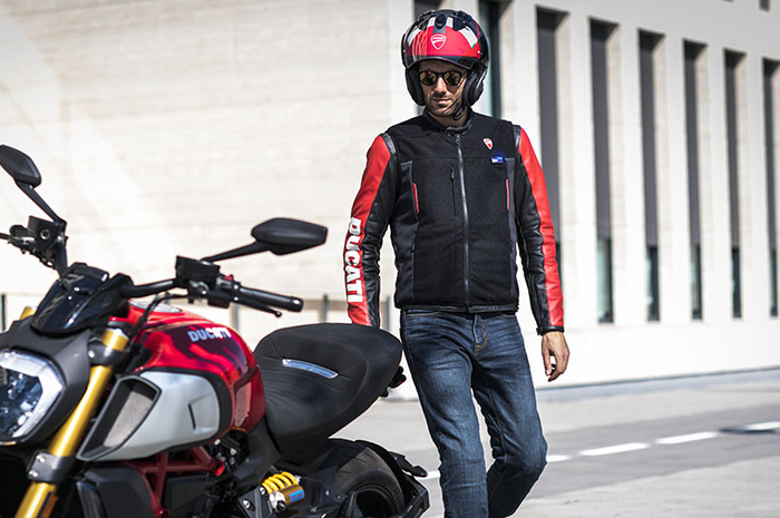 Ducati memperkenalkan jaket pintar baru dengan teknologi airbag.
