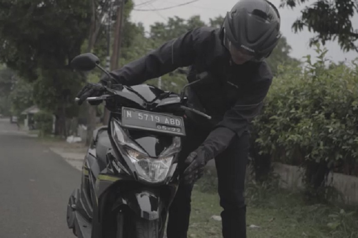 Berkendara dengan keadaan lampu motor mati bisa mengakibatkan kecelakaan.