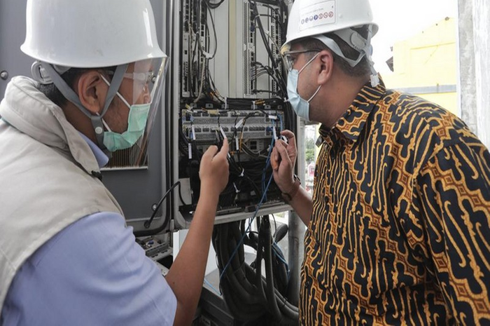 Chief Corporate Affairs XL Axiata, Marwan O. Baasir (kanan) bersama Kasubdit Penataan Spektrum Frekuensi Radio, Adis Alifiawan (kiri) meninjau proses uji coba Dynamic Spectrum Sharing (DSS) 4G/5G di Depok, Selasa (22/12)