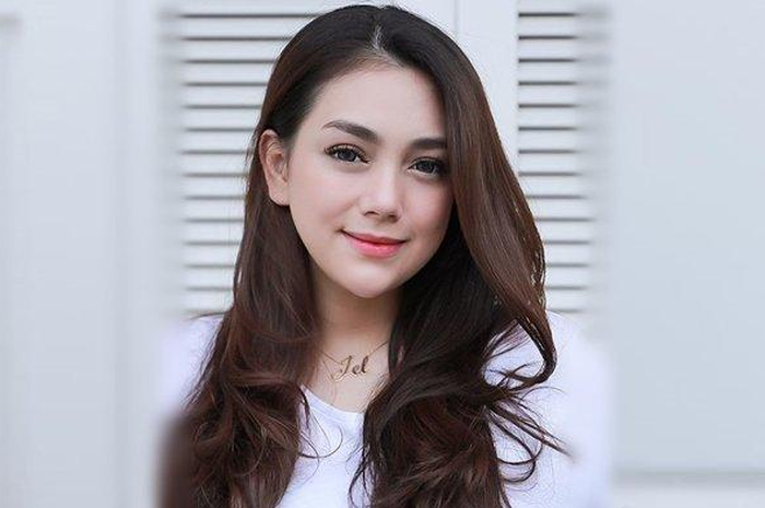 Ubah Gaya Rambut dengan Poni Pendek, Penampilan Celine Evangelista Dipuji Mirip Lisa Blackpink