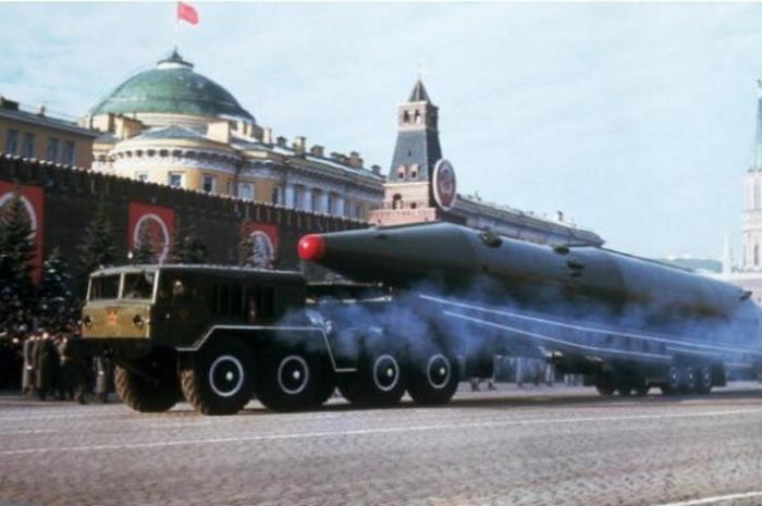 Pada tahun 1960-an dua negara adidaya sekelas Uni Soviet dan Amerika melakukan perlombaan senjata, salah satunya senjata nuklir.