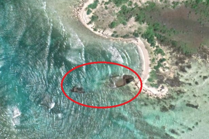 Bangkai kapal yang ditemukan melalui Google Maps.