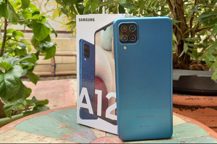 Samsung Galaxy A12 varian warna Blue.