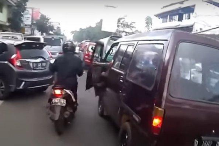Ilustrasi membuka pintu mobil tiba-tiba. Mobil Suzuki Ertiga maut di Tuban, Jawa Timur, sekali buka pintu bikin satu pemotor tewas dan satu lagi luka-luka.