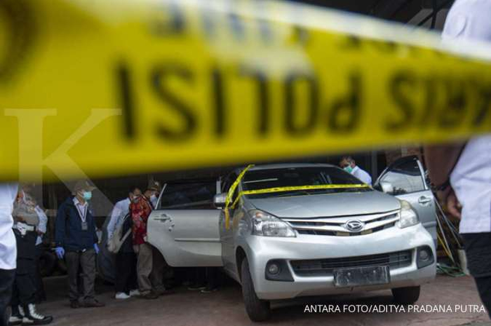 Sejumlah petugas Komnas HAM dan polisi memeriksa satu dari tiga mobil yang dikendarai polisi dan enam laskar FPI dalam kasus penembakan anggota FPI