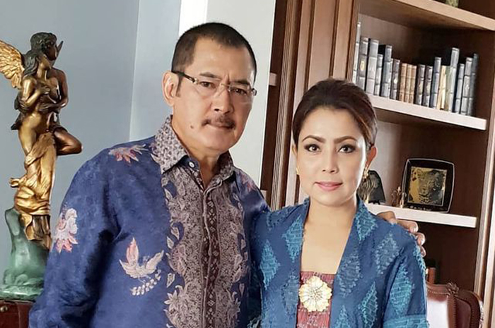 Kekayaan suaminya melimpah ruah, Mayangsari tak gengi makan di pinggir jalan sambil tenteng tas branded jutaan
