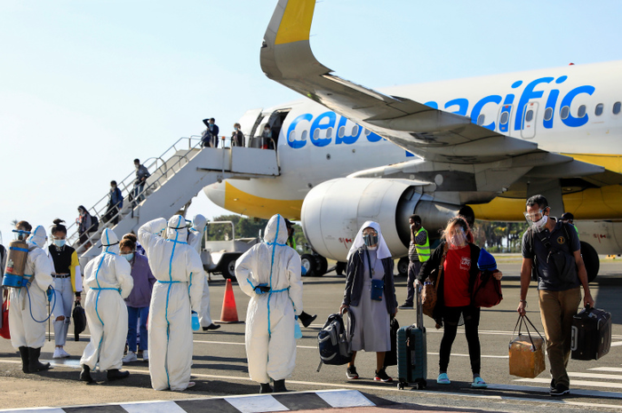 Penanganan pandemi Covid-19 di Timor Leste. Tim penyambut berhazmat standby di air port.