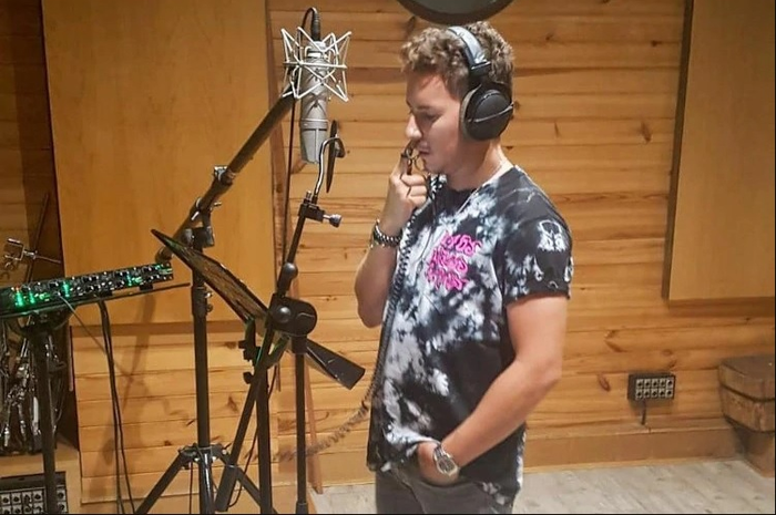 Dipecat dari test rider Yamaha, Jorge Lorenzo langsung banting setang menjadi penyanyi di acara The Masked Singer.