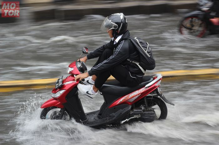 Ilustrasi.  Sering terobos hujan atau banjir, bikers musti cek beberapa bagian motor ini karena rawan kena karat!