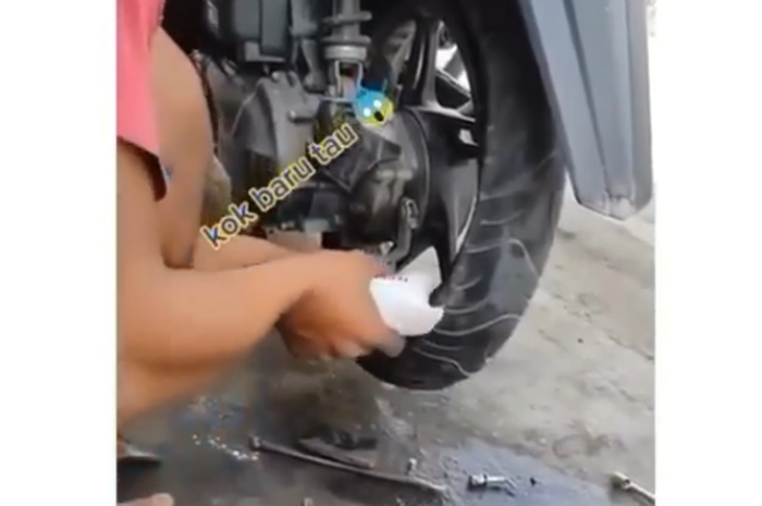 Viral Tukang Tambal Ban Pakai Terigu, Apakah Akan Merusak Ban?