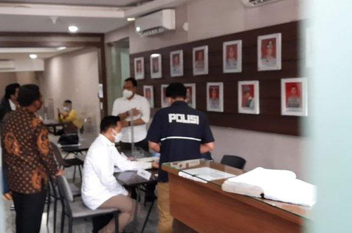 Michael Yukinobu de Fretes alias MYD alias Nobu, tiba di Gedung Krimsus Polda Metro Jaya sekira pukul 10 WIB. 
