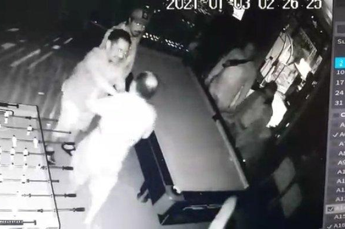 Rekaman CCTV ketika Dua orang karyawan Hotel Batiqa Jababeka, Kecamatan Cikarang Selatan, Kabupaten Bekasi, Jawa Barat dikeroyok tujuh orang yang diduga anggota TNI, pada Minggu (3/1/2021) dini hari. 
