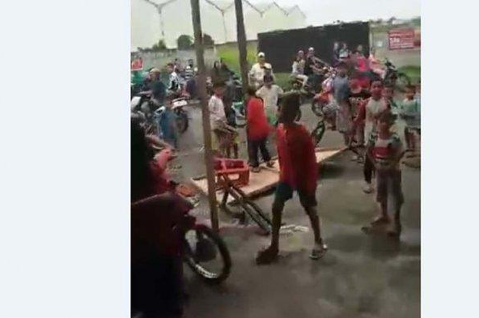 viral emak-emak hancurkan lapak judi