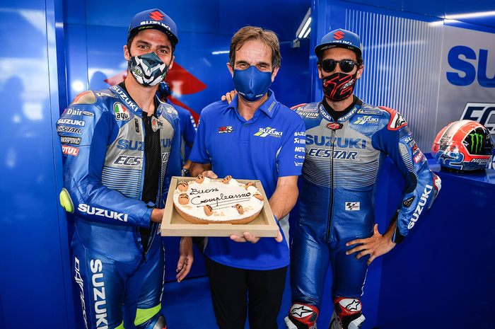 Dua pembalap tim Suzuki Ecstar, Joan Mir dan Alex Rins mengucapkan selamat tinggal kepada Davide Brivio.