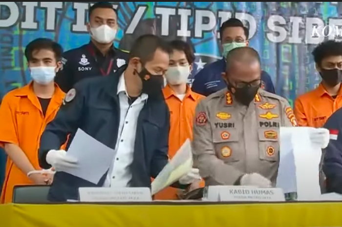 Tiga pelaku pemalsu surat hasil swab palsu diamankan Polda Metro  Jaya. 