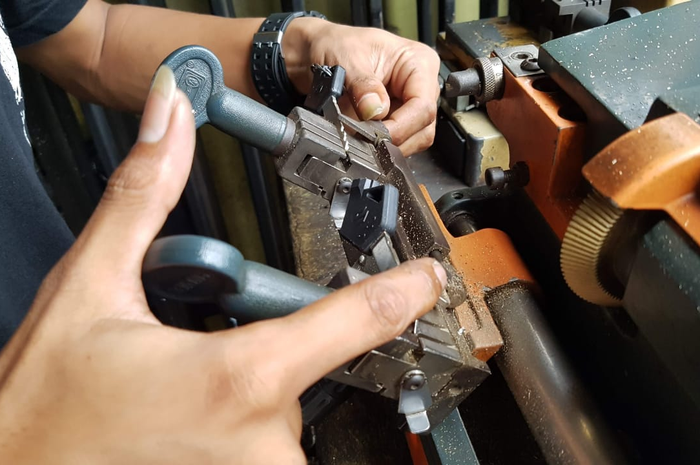 Proses pembuatan kunci duplikat 