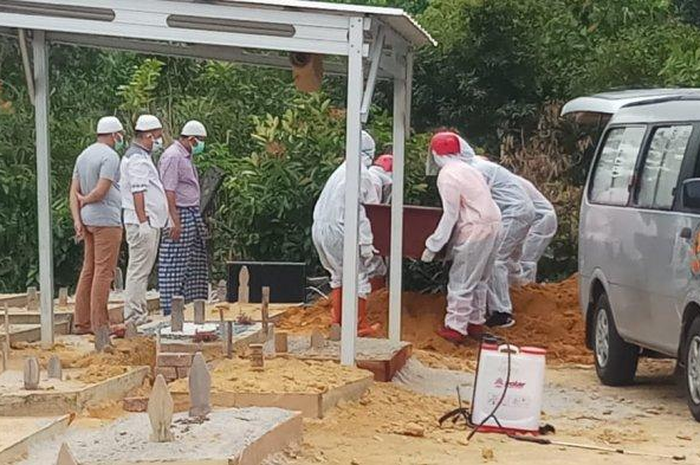 Setelah berhari-hari mencari suaminya, Victoria yang khawatir lantas membawa dokumen identitas suaminya ke rumah sakit.