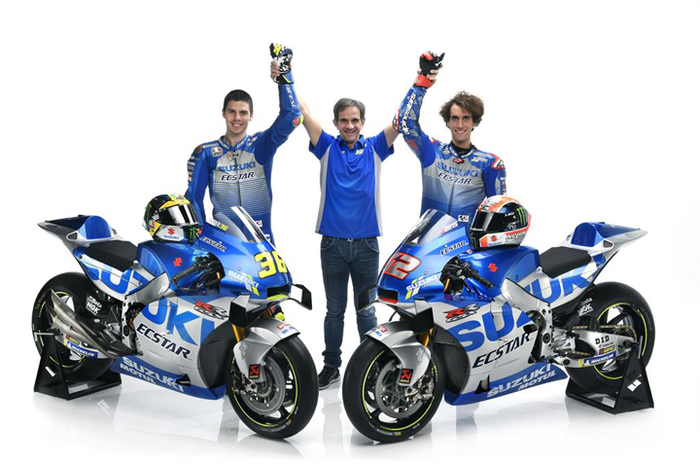 Pembalap Suzuki MotoGP, Joan Mir (kiri) dan Alex Rins (kanan) terharu harus pisah dengan Davide Brivio (tengah) yang membawa keduanya ke kelas premier MotoGP