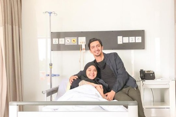 Potret Vebby Palwinta dan suami, Razi Bawazier menanti kelahiran sang buah hati