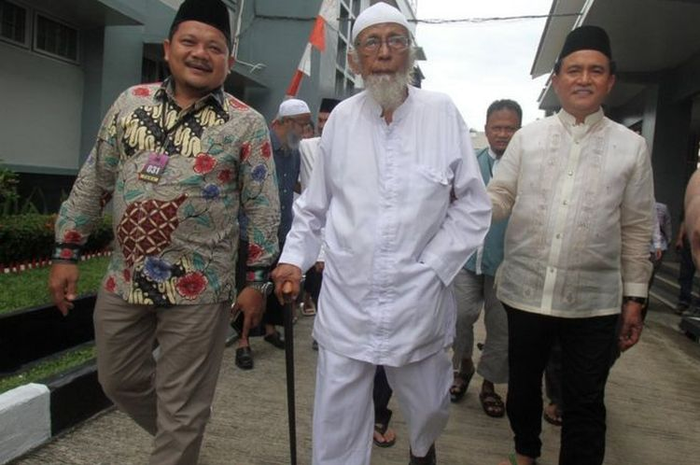Abu Bakar Ba'asyir bersama pakar hukum tata negara Yusril Ihza Mahendar (kanan),  akan kembali berdakwah begitu bebas, dikatakan putra bungsunya.