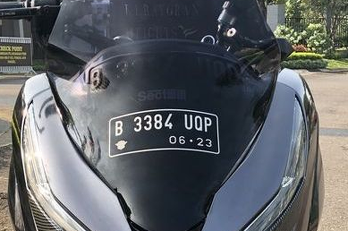  Boleh Gak Pasang Stiker Pelat Nomor di Motor? Polisi Bilang Begini 