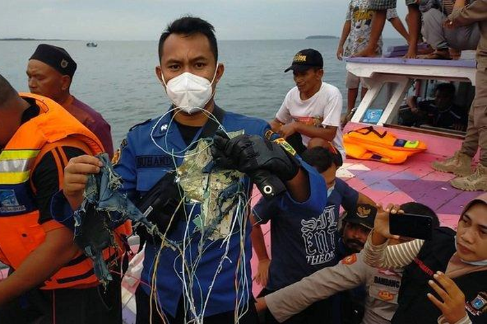 Tim Basarnas menemukan puing pesawat Sriwijaya Air SJ 182 rute Jakarta-Pontianak yang hilang kontak pada Sabtu (19/1/2021) sore. 