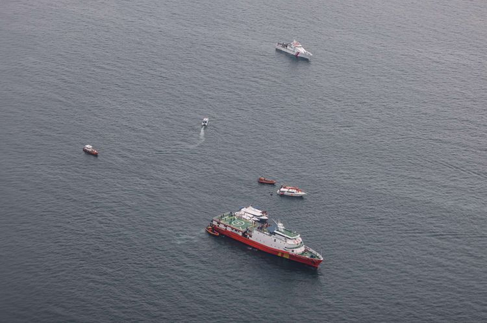 Pantauan udara dari pesawat angkut sedang CN-295 dalam misi pencarian korban dan puing pesawat Sriwijaya Air SJ 182 di atas perairan Kepulauan Seribu, Jakarta, Minggu (10/1/2021). TNI AU mengerahkan 150 personel dan empat armada, antara lain pesawat CN 295, helikopter EC 725 Caracal, helikopter NAS 