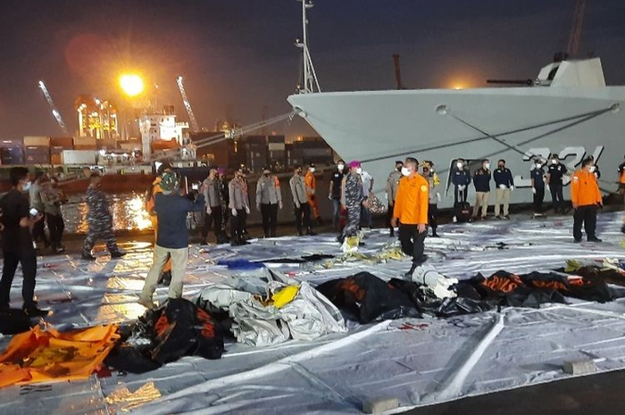 Serpihan pesawat Sriwijaya Air SJ 182 dan beberapa potongan tubuh tiba di Posko SAR Terpadu Jakarta International Container Terminal (JICT) 2 Tanjung Priok, Minggu (10/1/2021) malam.