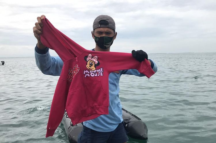 Temuan jaket Minnie Mouse di sekitar tempat penyelaman tim Kopaska TNI AL saat operasi SAR pesawat Sriwijaya Air di perairan Kepulauan Seribu, Jakarta pada Minggu (10/1/2021).