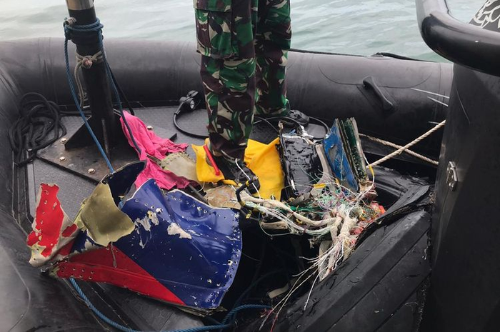 Tim Kopaska TNI AL menemukan bagian pesawat Sriwijaya Air SJ 182 setelah melakukan penyelaman di sekitar Pulau Lancang dan Pulau Laki, Kepulauan Seribu, Jakarta pada Minggu (10/1/2021) pagi.