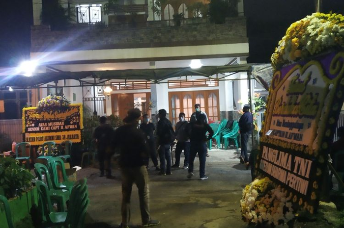 Suasana masih terlihat ramai di kediaman pilot Sriwijaya Air SJ 182, Captain Afwan, di Perumahan Bumi Cibinong Endah, Blok A3 Nomor 10, Jalan Sukahati, Cibinong, Kabupaten Bogor, Jawa Barat, pada Minggu (10/1/2021) malam.