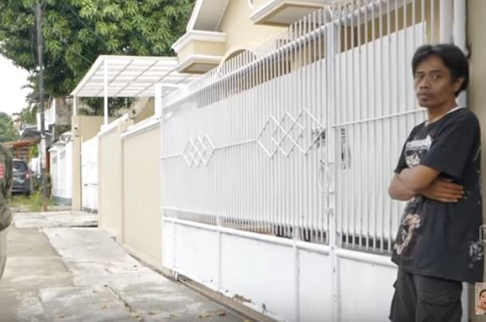 Pria yang datang ke rumah Baim Wong minta pekerjaan.