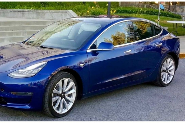Mobil listrik Tesla Model 3