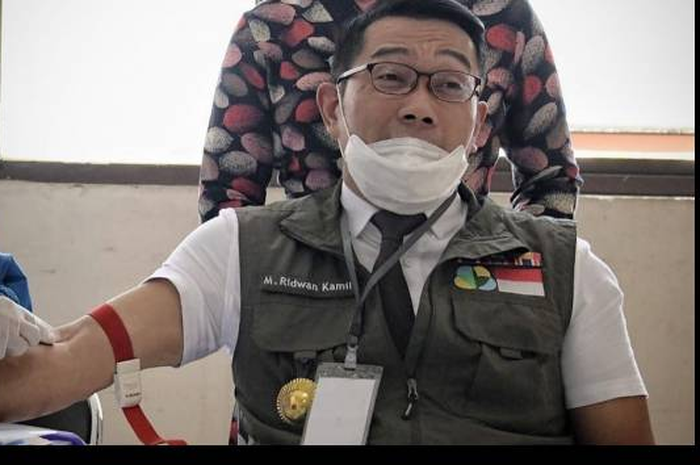 Gubernur Jawa Barat Ridwan Kamil jalani pengambilan darah di puskesmas Garuda di Kota Bandung, Rabu 30/9/2020. 