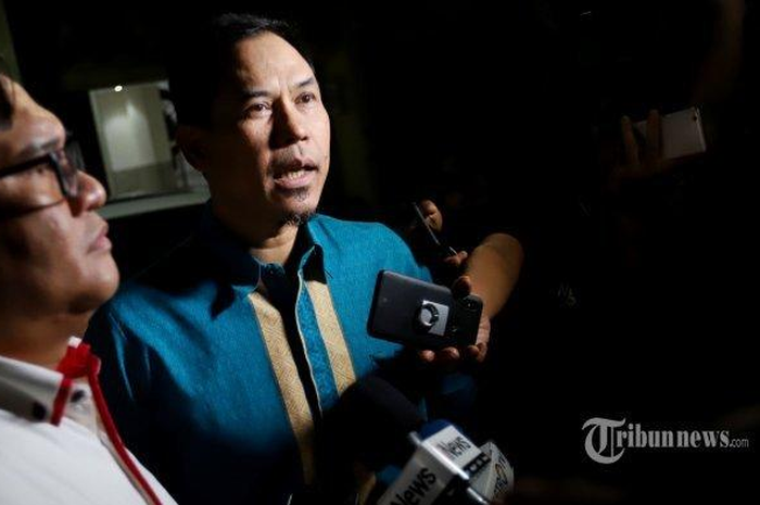 Eks Sekretaris Umum FPI, Munarman usai menjalani pemeriksaan penyidik Polda Metro Jaya, Jakarta Selatan, Rabu (9/10/2019) malam.
