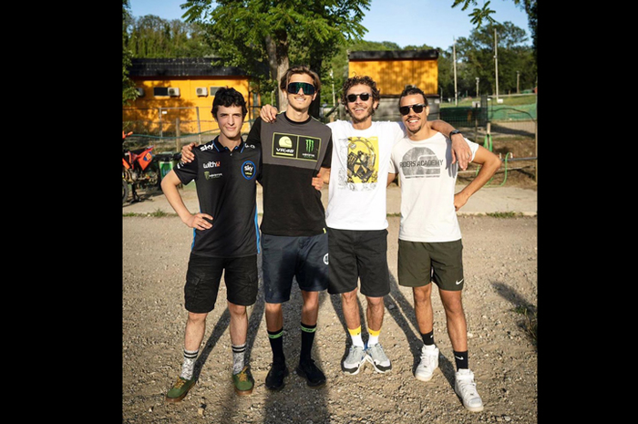 Valentino Rossi (ketiga dari kiri) udah duluan kalah dari pembalap debutan MotoGP 2021 Luca Marini (kedua dari kiri). Valentino Rossi kalah tinggi badan sama Luca Marini