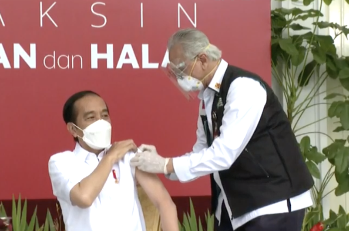 Presiden Jokowi menjadi orang pertama yang menerima suntikan vaksin di Istana Negara, Jakarta Pusat,  Rabu (13/1/2020), sekitar pukul 09.40 WIB pagi tadi. 