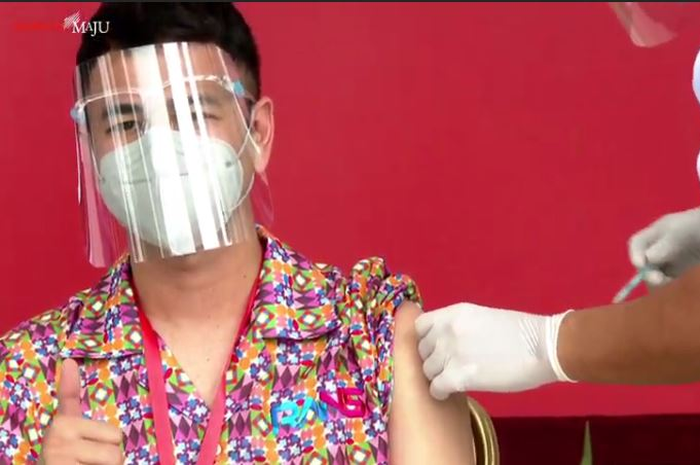 Raffi Ahmad disuntik vaksin covid-19